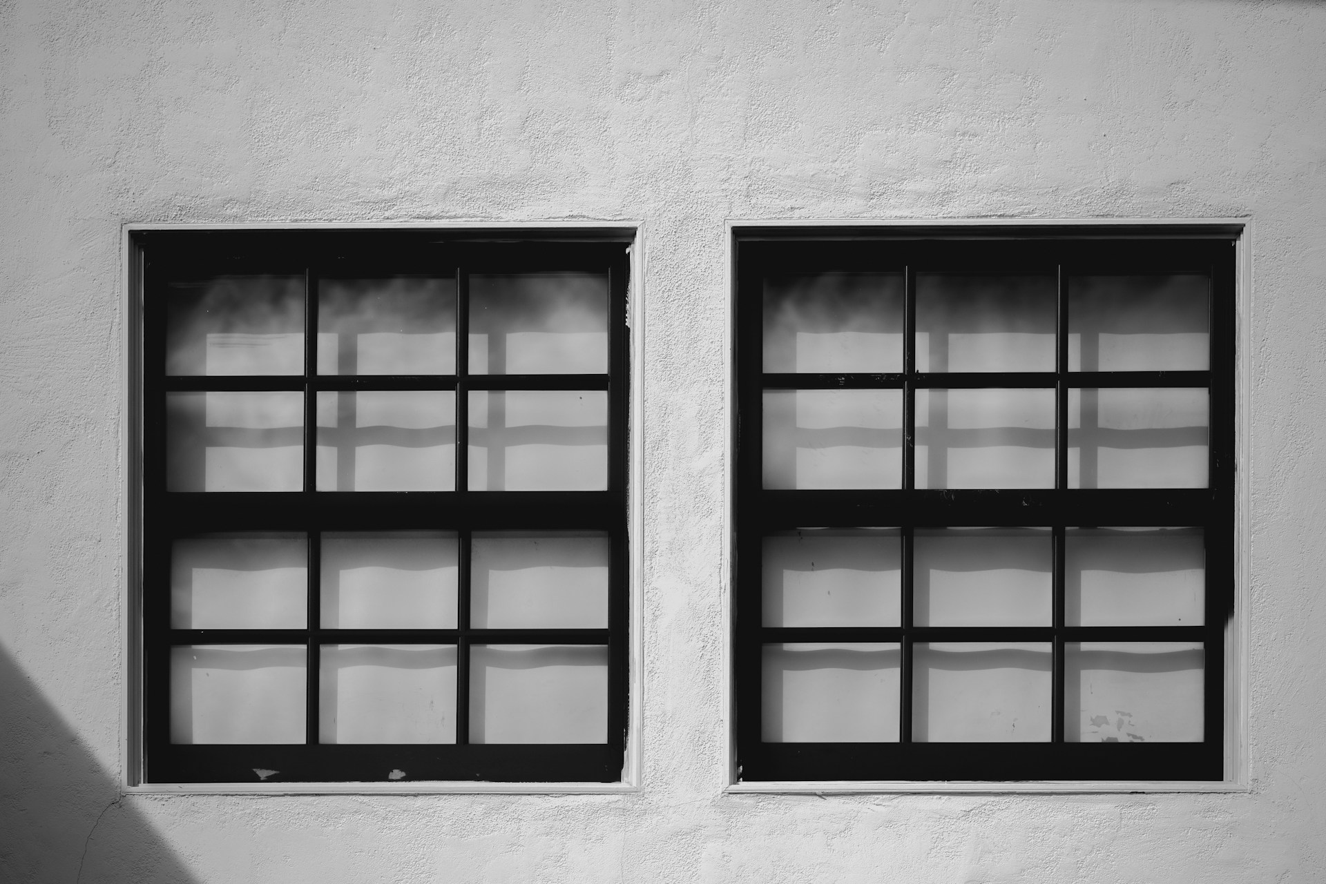 Black Vinyl Windows vs Painted for Cold Season Durability